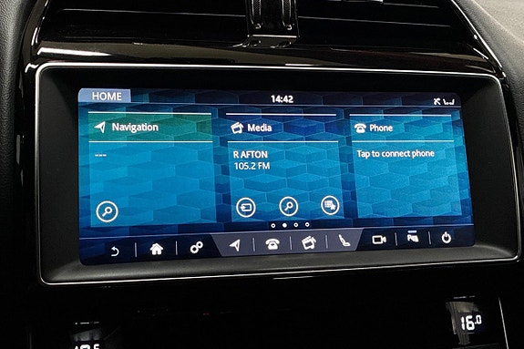 Jaguar XE 20 of 27