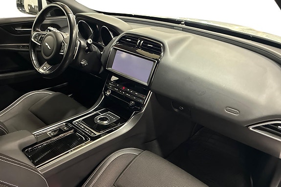 Jaguar XE 15 of 27