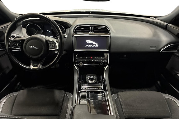 Jaguar XE 12 of 27
