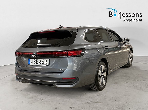 Volkswagen Passat 3 of 14