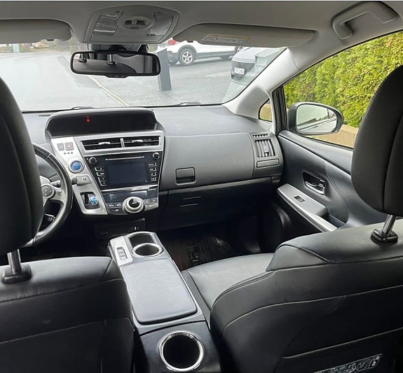 Toyota Prius+ 4 of 5