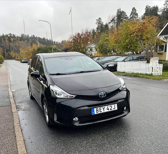 Toyota Prius+ 2 of 5