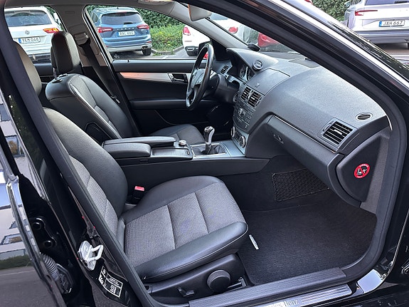 Mercedes-Benz C200 21 of 28