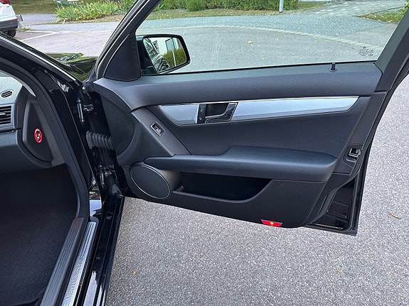 Mercedes-Benz C200 19 of 28