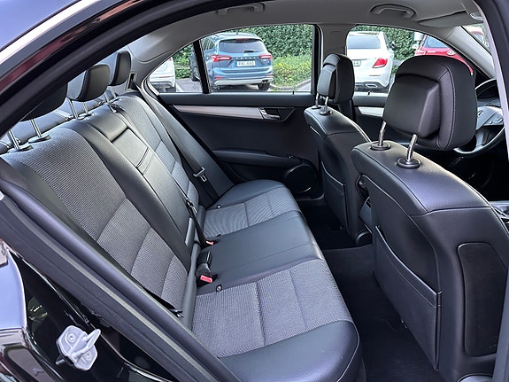 Mercedes-Benz C200 23 of 28