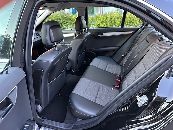 Mercedes-Benz C200 24 of 28