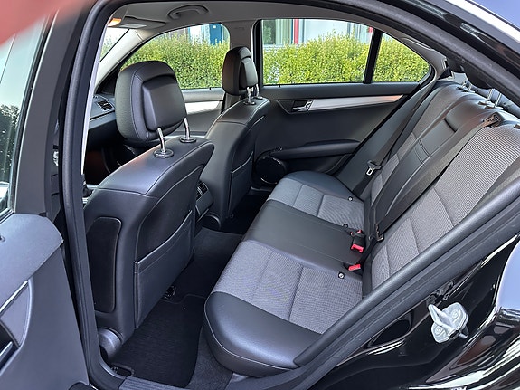 Mercedes-Benz C200 25 of 28