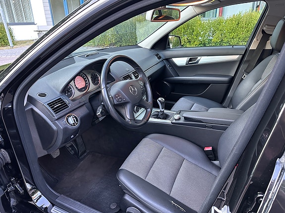 Mercedes-Benz C200 26 of 28