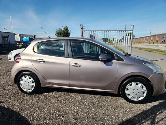 Peugeot 208 4 of 8