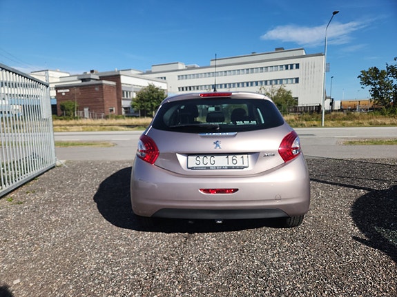 Peugeot 208 2 of 8