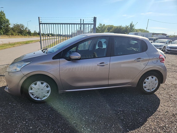 Peugeot 208 3 of 8