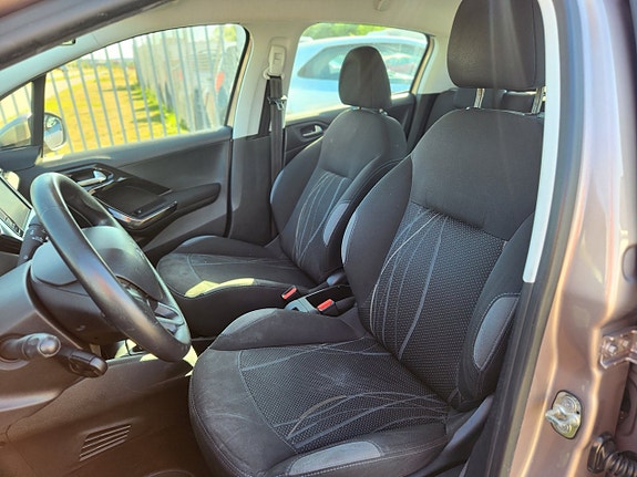 Peugeot 208 6 of 8