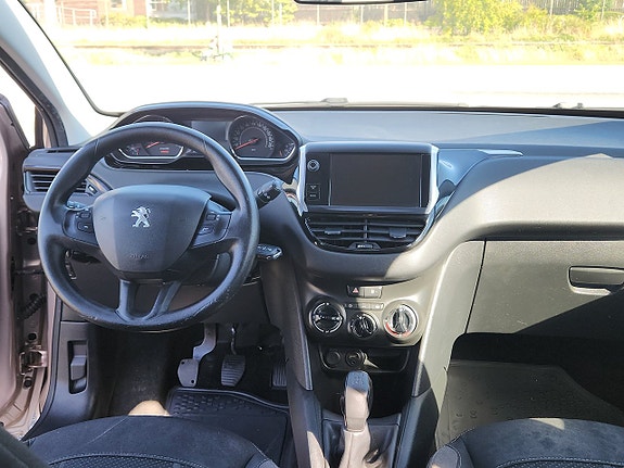 Peugeot 208 5 of 8