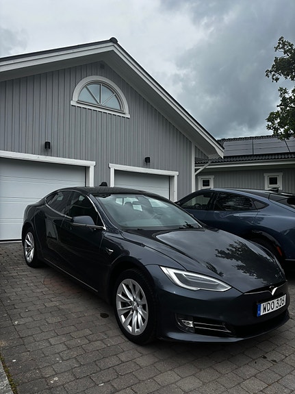 Tesla Model S 2 of 8