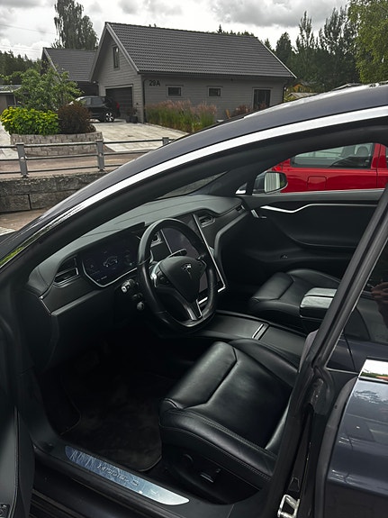 Tesla Model S 3 of 8