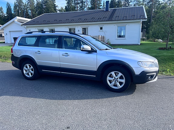 Volvo XC70 2 of 7