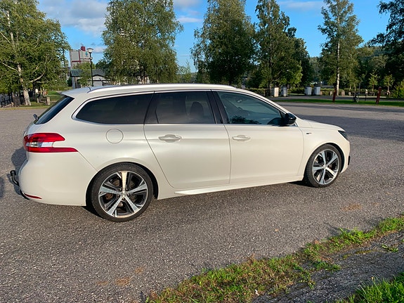 Peugeot 308 SW 2 of 7