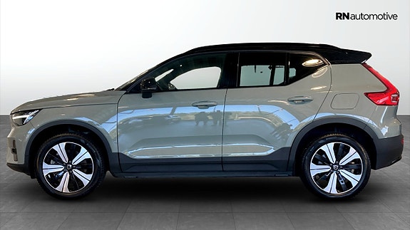 Volvo XC40 2 of 21