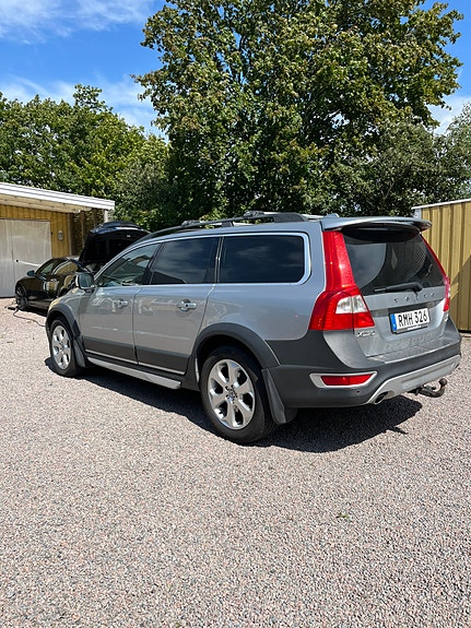 Volvo XC70 2 of 7