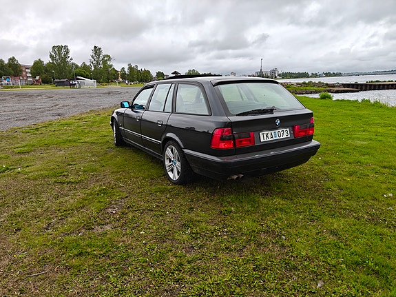 BMW 525iX 2 of 8
