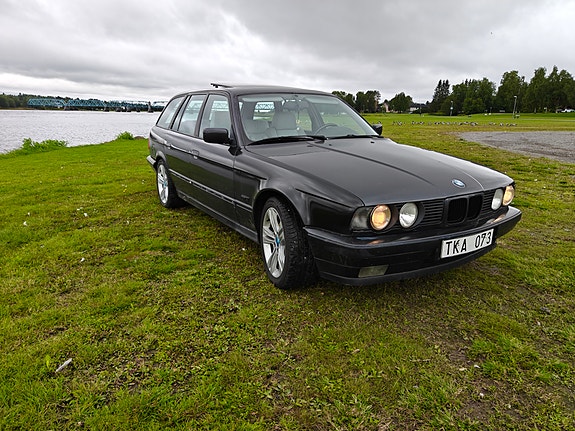 BMW 525iX 3 of 8