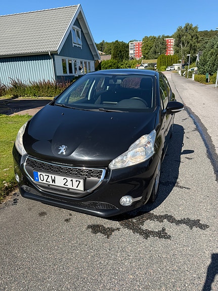 Peugeot 208 2 of 7