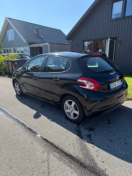 Peugeot 208 3 of 7