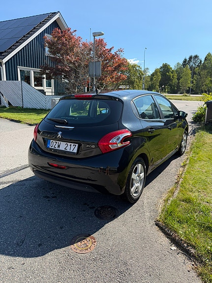 Peugeot 208 4 of 7