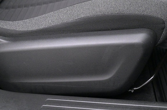 Peugeot e-2008 15 of 27