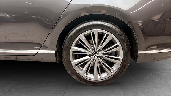 Volkswagen Passat 6 of 12