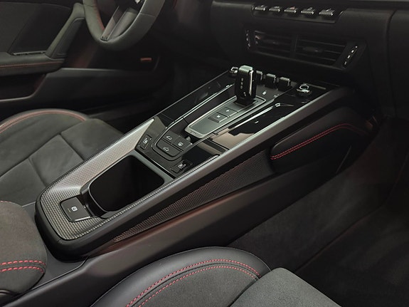 Porsche 911 Carrera GTS 13 of 18