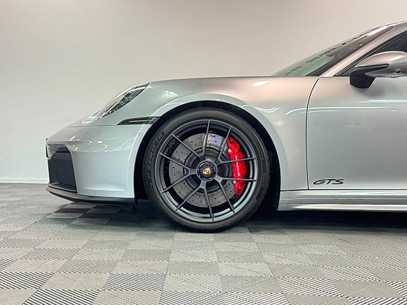 Porsche 911 Carrera GTS 2 of 18