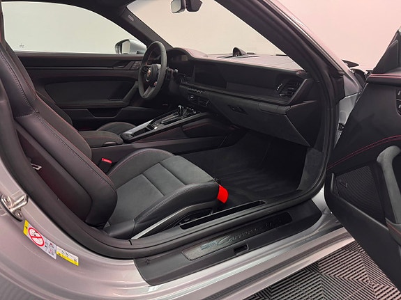 Porsche 911 Carrera GTS 17 of 18