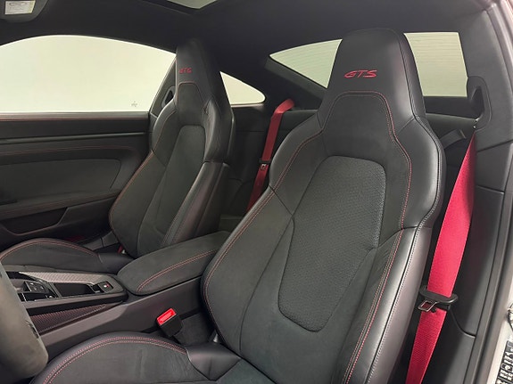 Porsche 911 Carrera GTS 12 of 18