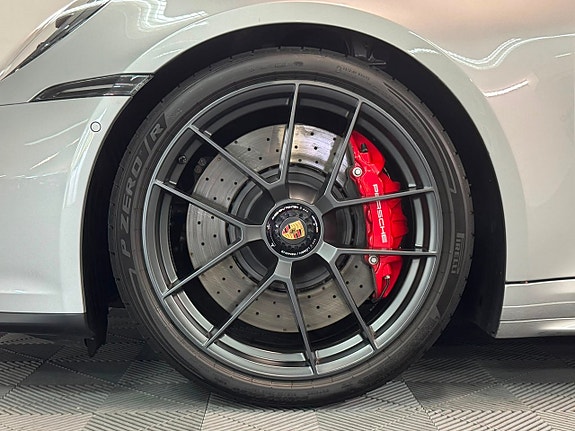 Porsche 911 Carrera GTS 5 of 18