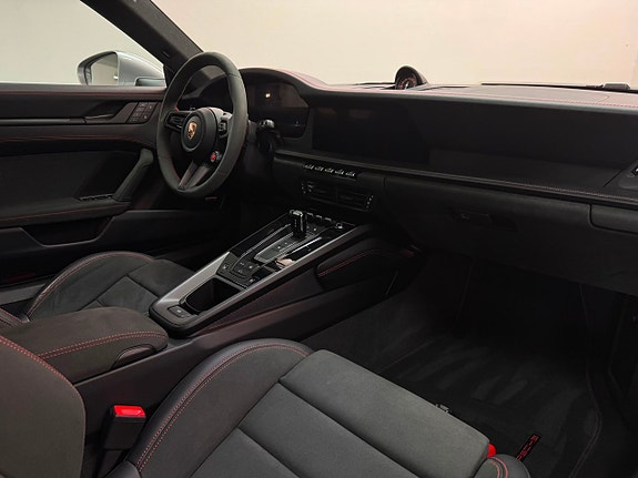 Porsche 911 Carrera GTS 14 of 18