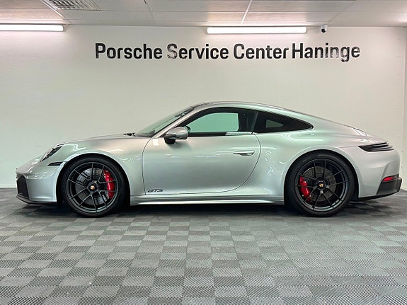 Porsche 911 Carrera GTS 3 of 18