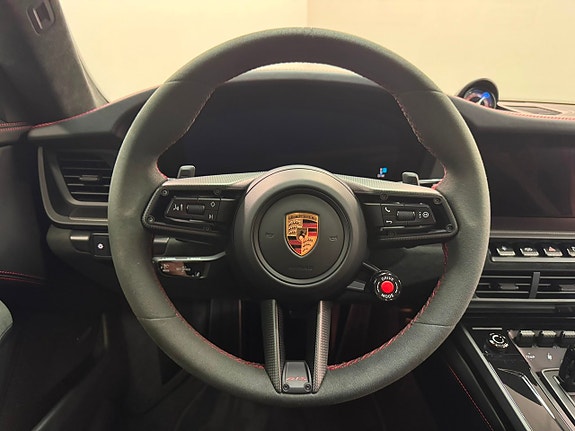 Porsche 911 Carrera GTS 10 of 18