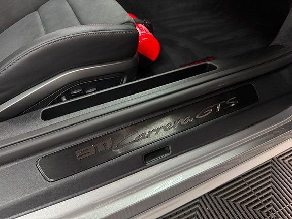 Porsche 911 Carrera GTS 15 of 18
