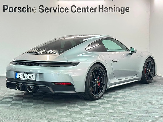 Porsche 911 Carrera GTS 7 of 18