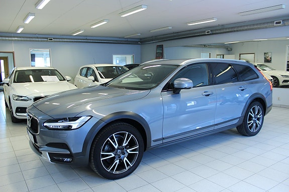 Volvo V90 Cross Country 2 of 9