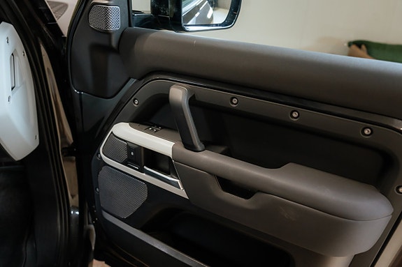 Land Rover Defender 110 30 of 30