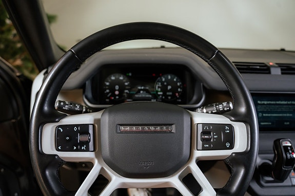 Land Rover Defender 110 16 of 30