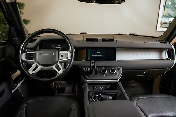 Land Rover Defender 110 23 of 30