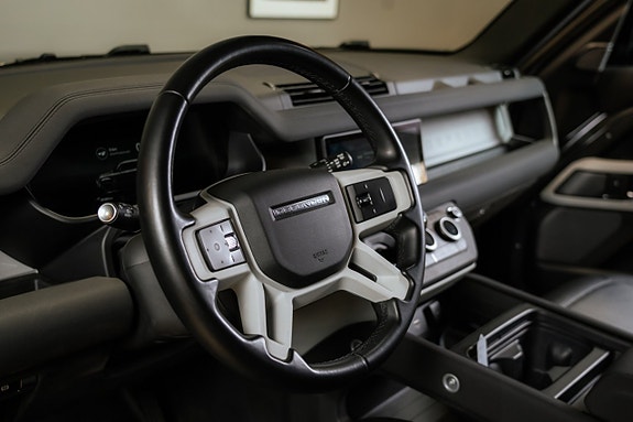 Land Rover Defender 110 14 of 30