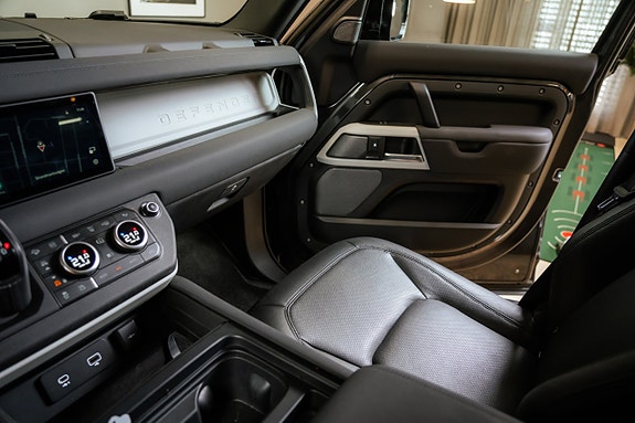 Land Rover Defender 110 21 of 30