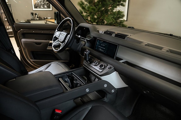 Land Rover Defender 110 25 of 30