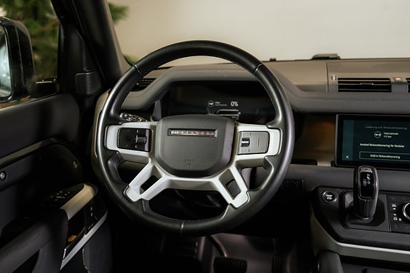 Land Rover Defender 110 24 of 30