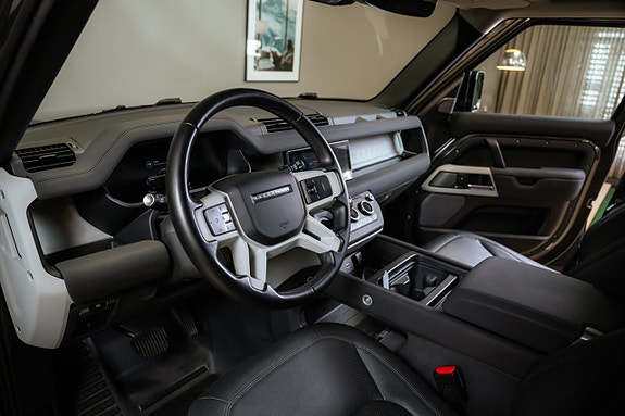 Land Rover Defender 110 13 of 30