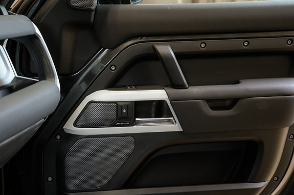 Land Rover Defender 110 22 of 30